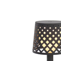 Add a touch of trend to your space with Gretita, the wireless table lamp that operates on AAA batteries.