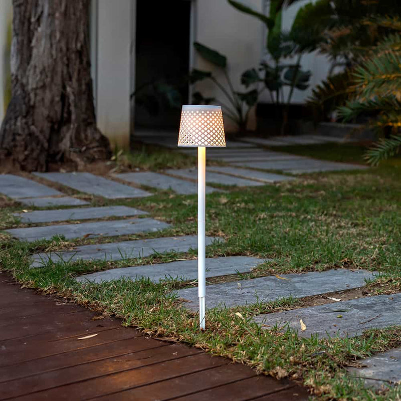 Revolutionize your garden with Greta: a 5-in-1 solar lamp made from recycled materials. A sustainable choice.